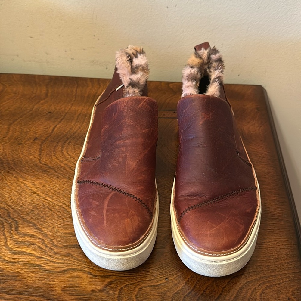 Toms 7.5 Leather/Fur Lining